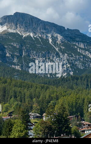 Corso Italia d'automne, le quartier résidentiel de la ville de Cortina d'Ampezzo, Dolomites, montagne Alpes, Vénétie, Italie, Europe Banque D'Images