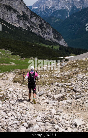 Les marcheurs randonnées sur de l'Scharnitzjoch Puitegg à saddle mountain pass dans les Alpes du Tyrol, Autriche Banque D'Images