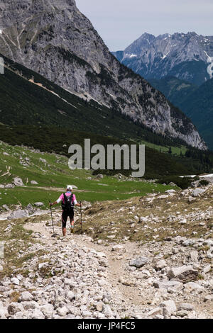 Les marcheurs randonnées sur de l'Scharnitzjoch Puitegg à saddle mountain pass dans les Alpes du Tyrol, Autriche Banque D'Images