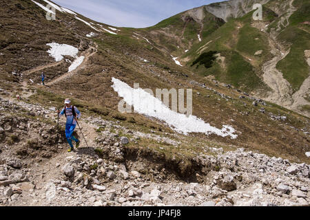 Les marcheurs randonnées sur de l'Scharnitzjoch Puitegg à saddle mountain pass dans les Alpes du Tyrol, Autriche Banque D'Images