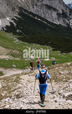 Les marcheurs randonnées sur de l'Scharnitzjoch Puitegg à saddle mountain pass dans les Alpes du Tyrol, Autriche Banque D'Images