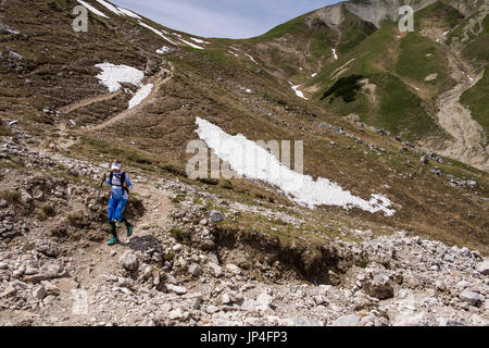 Les marcheurs randonnées sur de l'Scharnitzjoch Puitegg à saddle mountain pass dans les Alpes du Tyrol, Autriche Banque D'Images