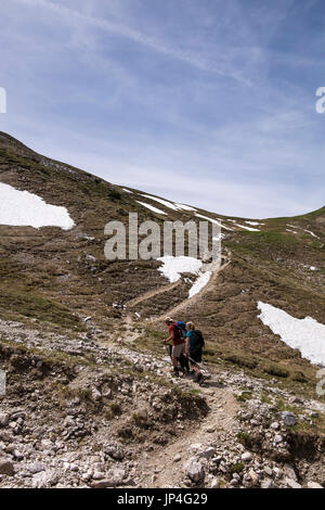 Les marcheurs randonnées sur de l'Scharnitzjoch Puitegg à saddle mountain pass dans les Alpes du Tyrol, Autriche Banque D'Images