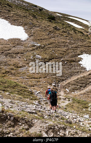 Les marcheurs randonnées sur de l'Scharnitzjoch Puitegg à saddle mountain pass dans les Alpes du Tyrol, Autriche Banque D'Images