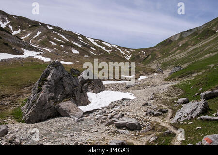 Les marcheurs randonnées sur de l'Scharnitzjoch Puitegg à saddle mountain pass dans les Alpes du Tyrol, Autriche Banque D'Images