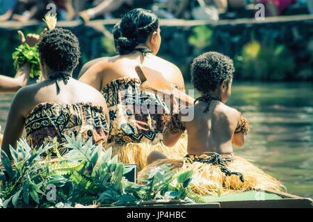 Honolulu, Hawaii - le 27 mai 2016 : Artistes Fidjiens sur un canoë pendant l 'arc-en-ciel du Paradis au Centre Culturel Polynésien. Banque D'Images