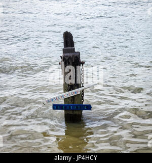 Londres, Greenwich. 'Promet encore à venir' une partie de l'installation de l'art sur la rivière Thames Banque D'Images