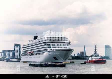 UK,Londres,MV Viking Sea bateau de croisière amarré à Greenwich sur la Tamise avec Shard et bâtiments en arrière-plan.de croisière et de remorqueur. Banque D'Images