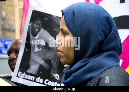 Rakhia Ismail parle à un rassemblement à l'extérieur de la station de police de Stoke Newington, Hackney, après 20 ans, Charles Rashan est mort le 22 juillet 2017. Banque D'Images