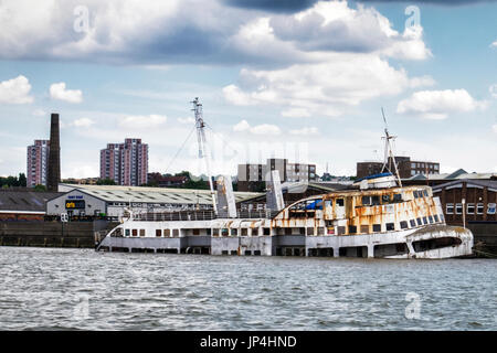 London,Woolwich.Le Ferry MV Iris Royal qui a transporté les gens de l'autre côté de la rivière Mersey à Liverpool pour ans éviers,Rivière Thames naufrage bateau rouillé,ab Banque D'Images