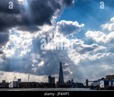 London,UK.toits de Londres avec sun shining through black ciel nuageux. Les rayons de lumière, le Shard,nuages sombres. Banque D'Images