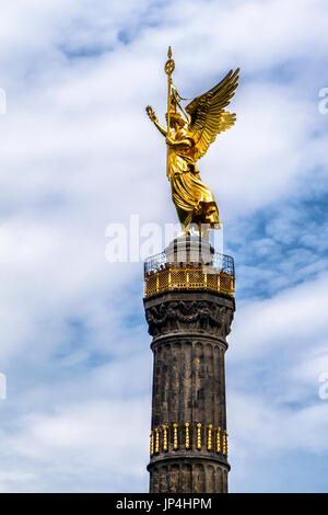 Berlin Mitte, la colonne de la Victoire - Siegessäule, monument conçu par Heinrich Strack avec sculpture en bronze de Victoria par Friedrich Drake. Banque D'Images