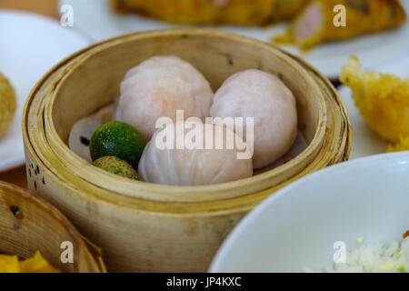 Hakaw est une cuisine cantonaise traditionnelle dumpling servi dans dim sum Banque D'Images