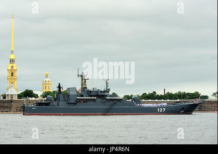 Saint Petersburg, Russie - le 30 juillet 2017 : grand débarquement Minsk au cours d'un défilé naval pour la célébration de la Journée de la Marine Banque D'Images