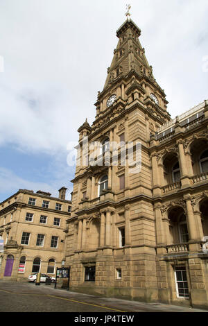 Façade de l'Hôtel de ville de Halifax, à Halifax, en Angleterre. Le bâtiment classé Grade II a été conçu par Charles Barry, l'architecte de la Maison du Parlement Banque D'Images