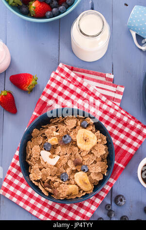 Le petit-déjeuner avec les céréales complètes. Banque D'Images