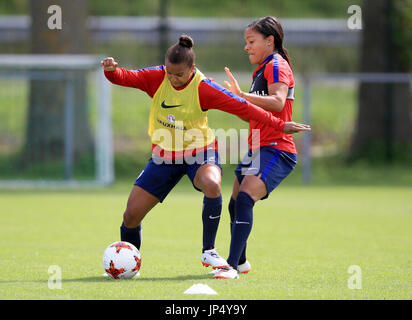 L'Angleterre Alex Scott (à droite) et Nikita Parris (à gauche) au cours d'une séance de formation à 70 sportifs Sports Centre, Utrecht. Banque D'Images