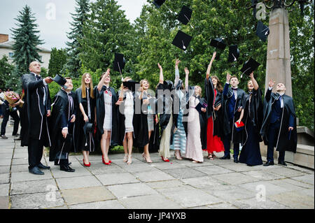 Professionnels Diplômés de l'obtention du diplôme leur jeter les bouchons dans l'air. Banque D'Images