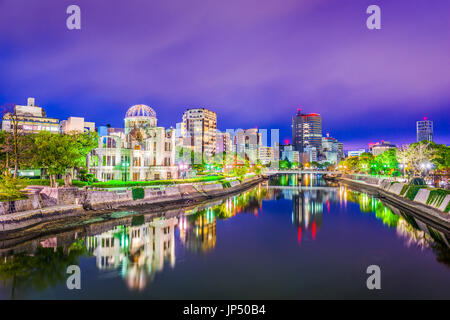 Hiroshima, Japon skyline et le parc de la paix dans la nuit. Banque D'Images