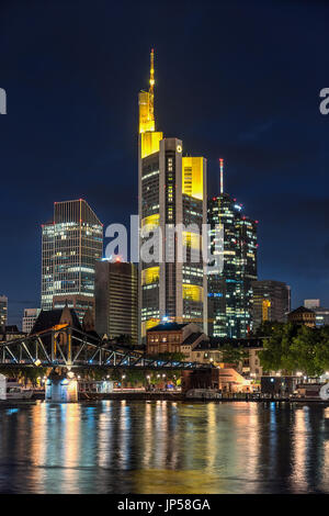 À la recherche de l'autre côté de la rivière principale de la CBD à Frankfurt Am Main en Allemagne Banque D'Images