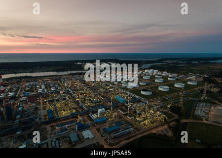 Vue aérienne de l'usine de raffinerie de pétrole pétrochimique brille dans la nuit Banque D'Images