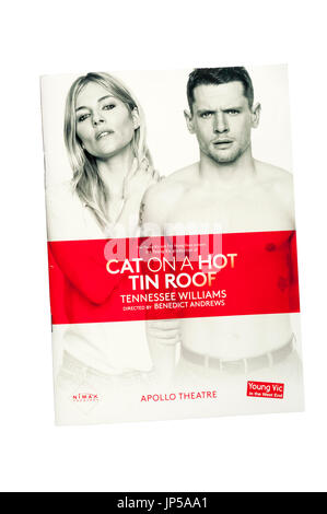 Programme pour 2017 le Young Vic production de la Chatte sur un toit brûlant de Tennessee Williams au théâtre Apollo, avec Sienna Miller & Jack O'Connell. Banque D'Images