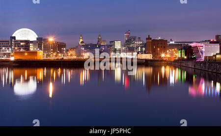 Panorama de Liverpool au nuit de Queens Dock à North en direction de l'Albert Dock et Pier Head. Banque D'Images