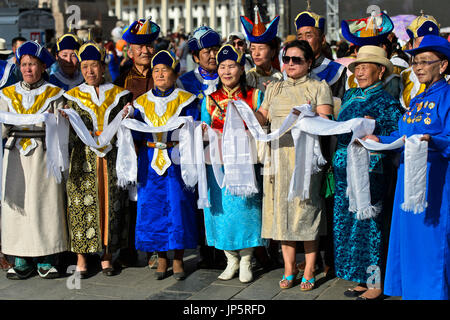 Les femmes en costume traditionnel deel lors d'une cérémonie d'accueil, Costume National, Festival de Mongolie Oulan-Bator, Mongolie Banque D'Images