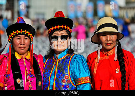 Les femmes en costume traditionnel deel au costume national mongol Festival, Ulaanbaatar, Mongolie Banque D'Images