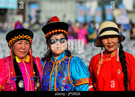 Les femmes en costume traditionnel deel au costume national mongol Festival, Ulaanbaatar, Mongolie Banque D'Images