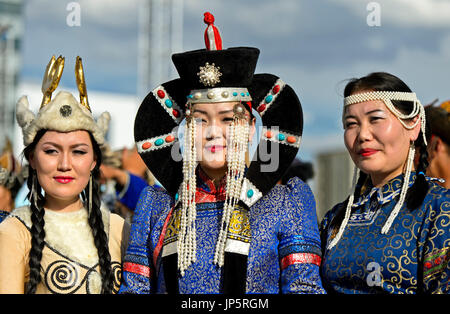 Les femmes en costume traditionnel deel au costume national mongol Festival, Ulaanbaatar, Mongolie Banque D'Images