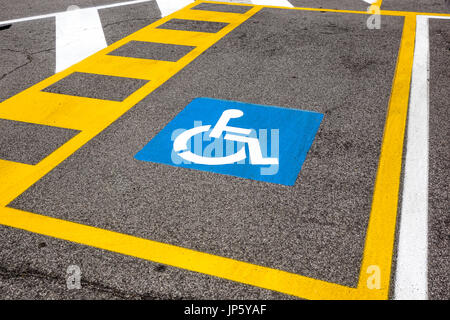 L'espace de stationnement réservé aux personnes handicapées dans un commerce de détail shoppers parking. Banque D'Images