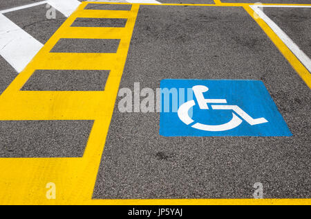 L'espace de stationnement réservé aux personnes handicapées dans un commerce de détail shoppers parking. Banque D'Images