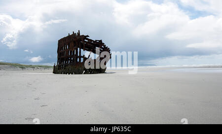 Vue de l'épave du Peter Iredale sur une plage dans la région de Warrenton, Oregon, USA. Ce quatre-mâts barque en acier s'est échoué le navire à voile le 25 octobre 19 Banque D'Images