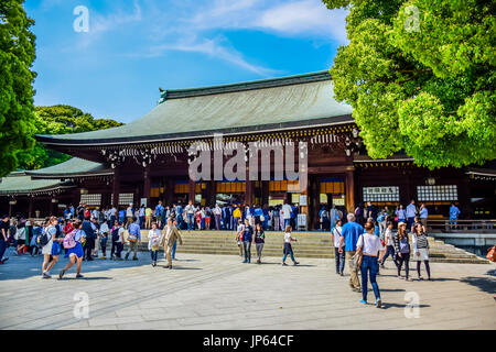 Les touristes visitent le sanctuaire de Meiji situé dans le quartier de Shibuya, Tokyo Banque D'Images