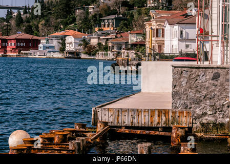 Vue sur le Bosphore et pont Fatih Sultan Mehmet de pier de l'anadolu hisari anadolu hisari (château d'Anatolie) à Istanbul.TURQUIE Istanbul,15,20 AVRIL Banque D'Images