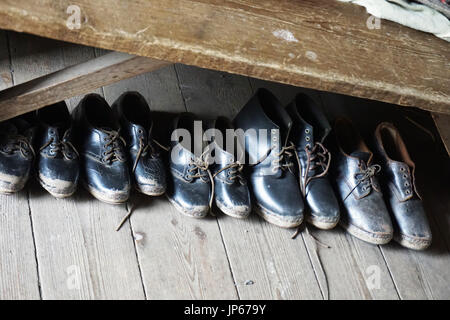 Ligne de mobilier ancien en cuir avec lacets Chaussures Homme Banque D'Images