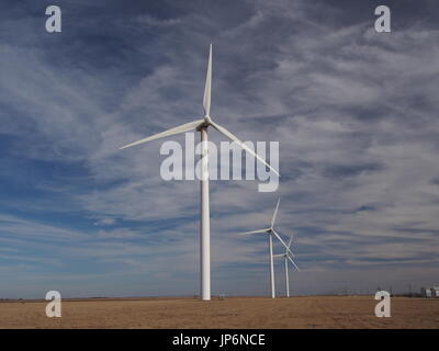 Éoliennes sur les hautes plaines du Texas du nord. Banque D'Images