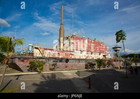 Les gens explorer le Apung générateur électrique de bateau, déplacé plusieurs kilomètres à l'intérieur des terres par le tsunami de 2004 à Banda Aceh, Indonésie Banque D'Images