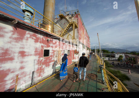 Les enfants explorent le Apung générateur électrique de bateau, déplacé plusieurs kilomètres à l'intérieur des terres par le tsunami de 2004 à Banda Aceh, Indonésie Banque D'Images