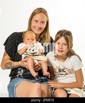 Studio portrait de mère, fille de 7 ans et bébé de 7 semaine Banque D'Images