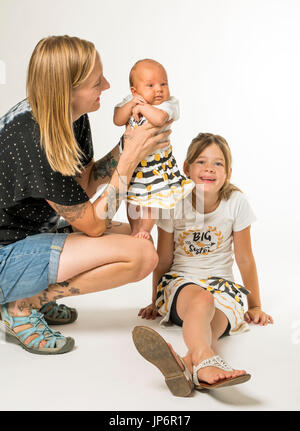 Studio portrait de mère, fille de 7 ans et bébé de 7 semaine Banque D'Images