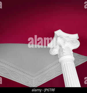 Colonne classique blanc plafond couleur grenat contre Banque D'Images