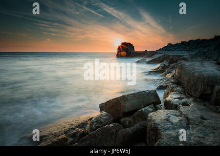 Coucher de soleil derrière pulpit rock sur dorset portland Banque D'Images