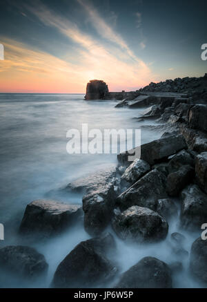 Coucher de soleil derrière pulpit rock sur dorset portland Banque D'Images