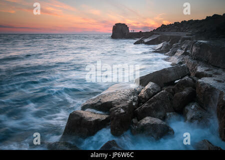 Coucher de soleil derrière pulpit rock sur dorset portland Banque D'Images