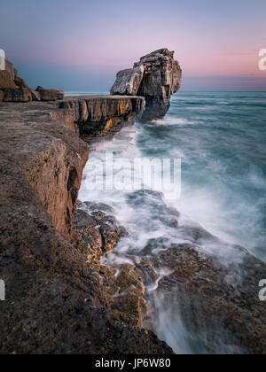 Coucher de soleil derrière pulpit rock sur dorset portland Banque D'Images