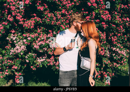 Couple in park eating ice cream cones Banque D'Images