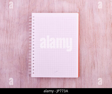 Vue de dessus de l'ordinateur portable ouvert vierge avec spirale sur un bureau en bois Banque D'Images