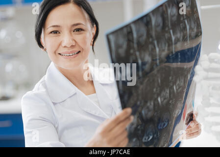 Médecin positive joyeuse d'être heureux pour son patient Banque D'Images